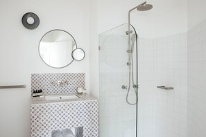 Molly's Spa Suite (Bathtub) | Bathroom | Shower, hair dryer, bathrobes, slippers - Motel Molly (Mollymook)