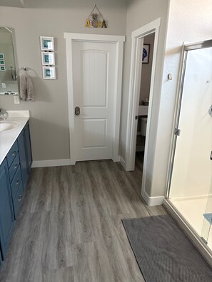 Combined shower/tub, hair dryer, towels, soap - Beautiful home with Heated Pool, Outdoor Bar, Spring Training, Golf (Buckeye)