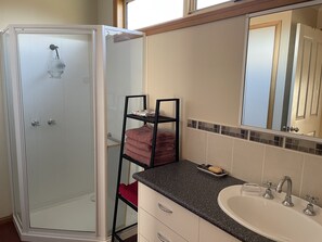 Villa familiale | Salle de bain | Douche, séchoir à cheveux, serviettes fournies, savon