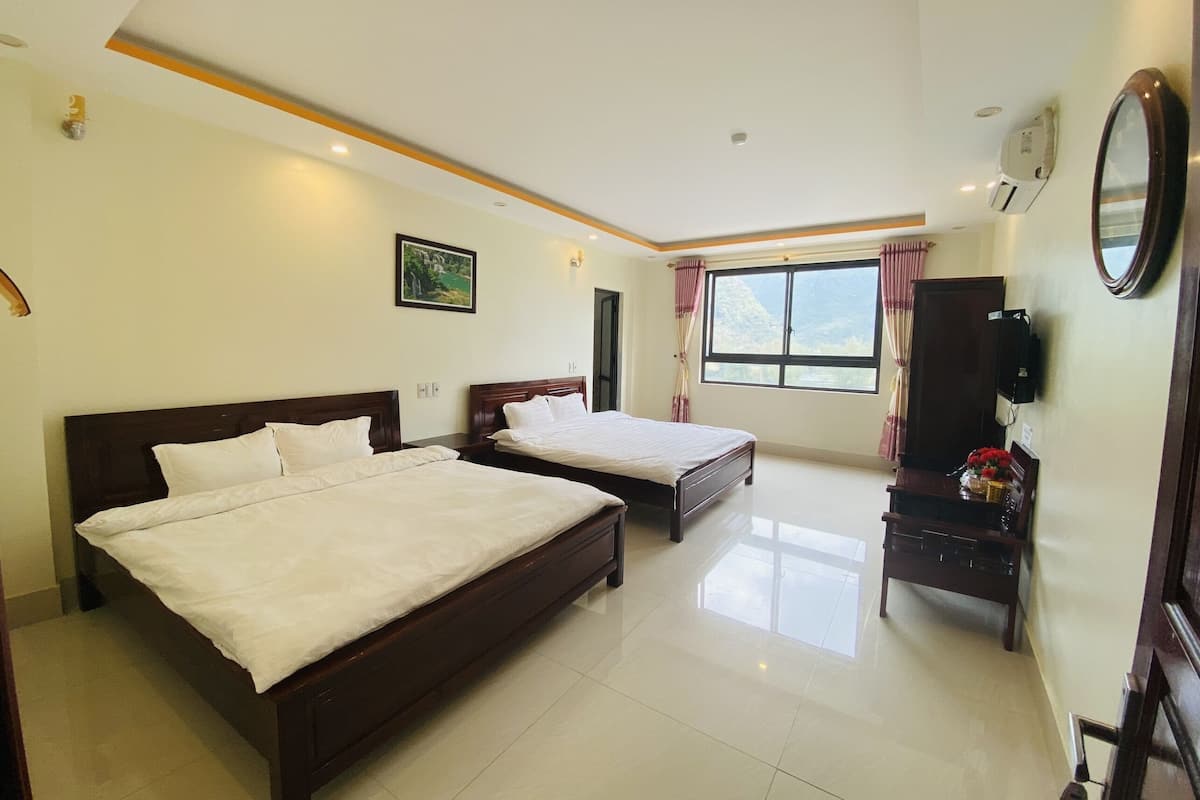 Habitación estándar con 1 cama matrimonial o 2 individuales | Ropa de cama de alta calidad y escritorio