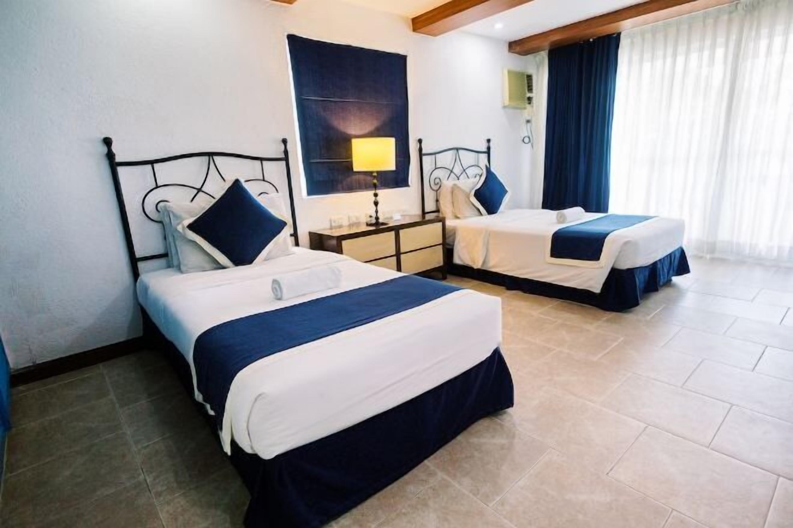 Premium bedding, in-room safe, desk, laptop workspace