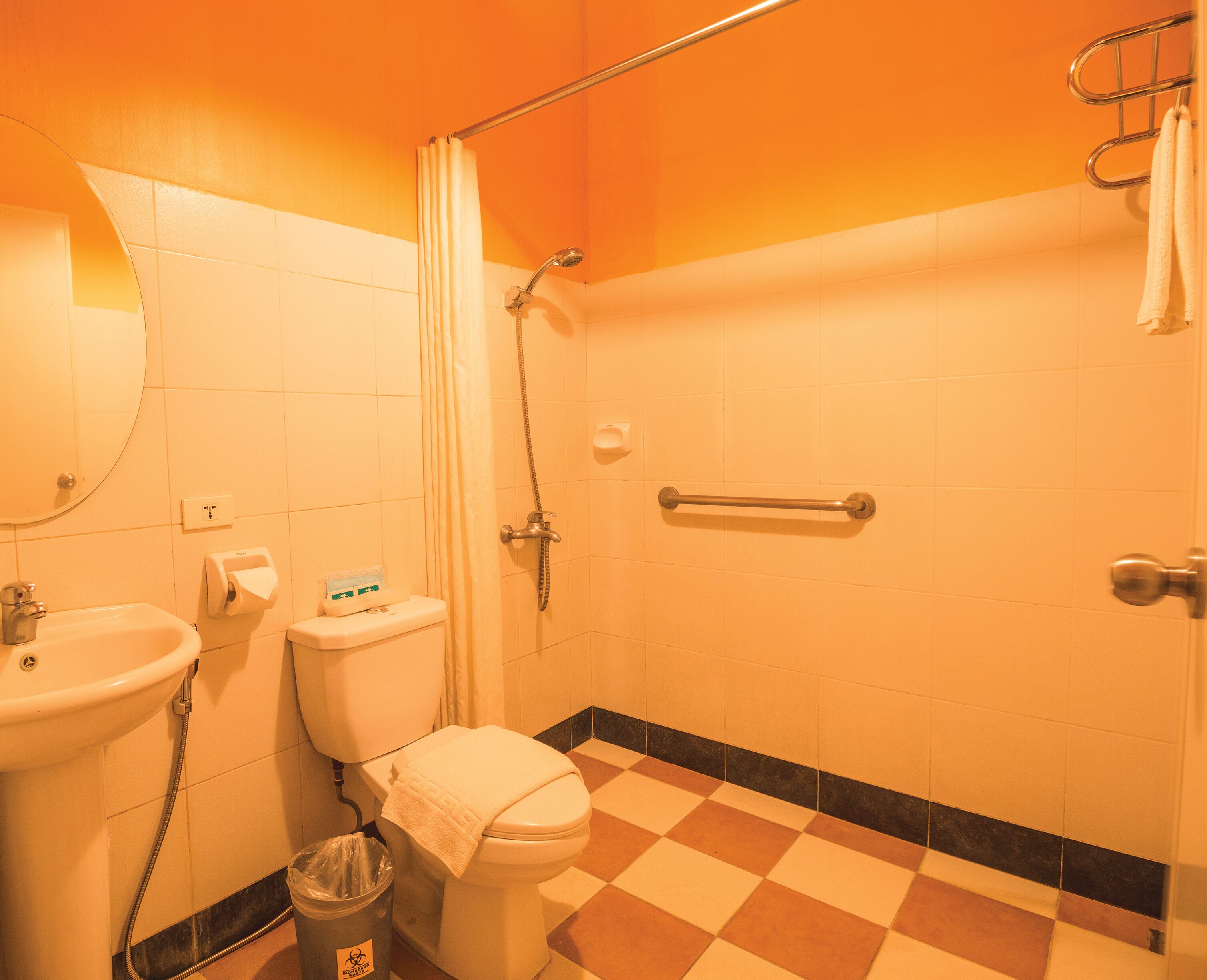 Un baño con inodoro, lavabo y ducha.