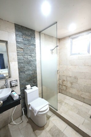 Habitación familiar con 2 camas individuales | Baño | Regadera, amenidades de baño gratuitas, secadora de cabello, pantuflas