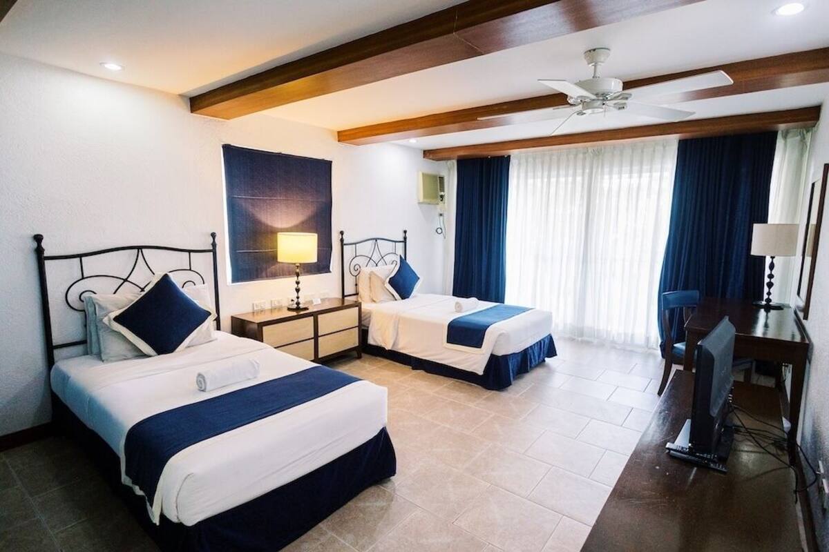 Ropa de cama de alta calidad y caja de seguridad en la habitación