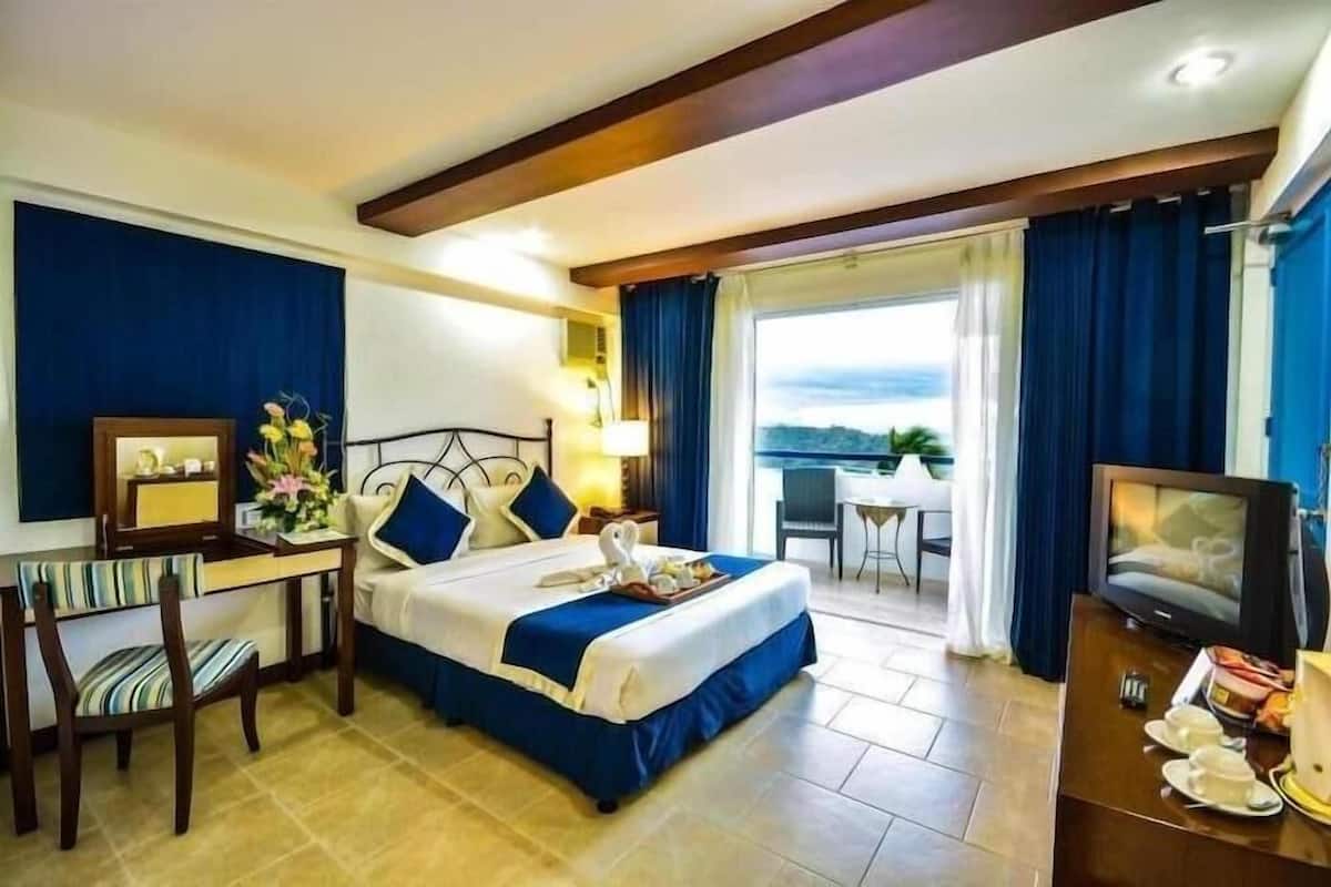 Premium bedding, in-room safe, desk, laptop workspace