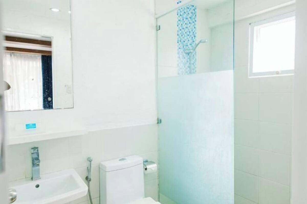 Dusche, kostenlose Toilettenartikel, Haartrockner, Hausschuhe