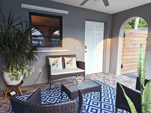 King. Minutes to Wilton Drive. Private entrance and bathroom.