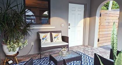 King. Minutes to Wilton Drive. Private entrance and bathroom.