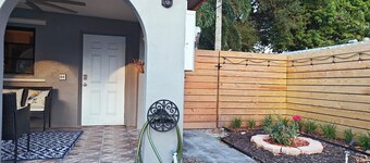 King. Minutes to Wilton Drive. Private entrance and bathroom.