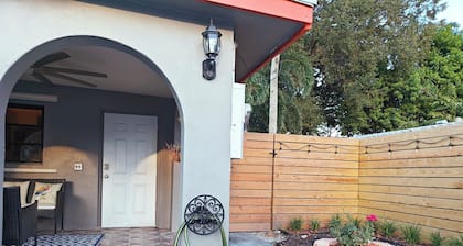 King. Minutes to Wilton Drive. Private entrance and bathroom.