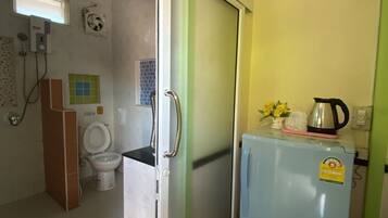 Shower, hydromassage showerhead, free toiletries, hair dryer