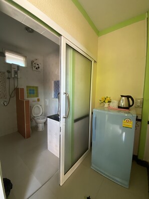Shower, hydromassage showerhead, free toiletries, hair dryer - Ruckunresort 1 (Nakhon Sawan)