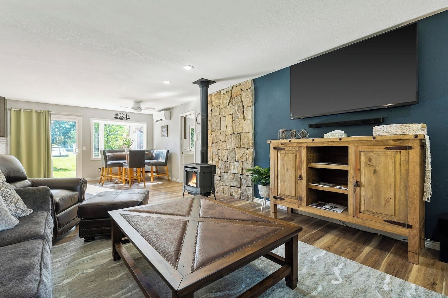 Smart TV, chimenea, libros y oficina 