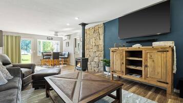 Smart TV, chimenea, libros y oficina