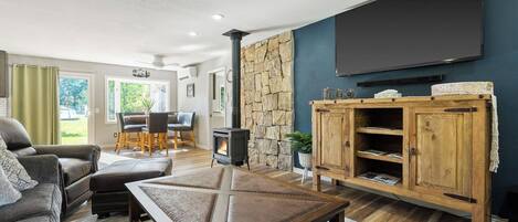 Smart TV, caminetto, libri, studio