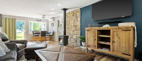 Smart-tv, pejs, bøger, stereoanlæg