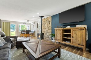 Smart-TV, Kamin, Bücher, Stereoanlage