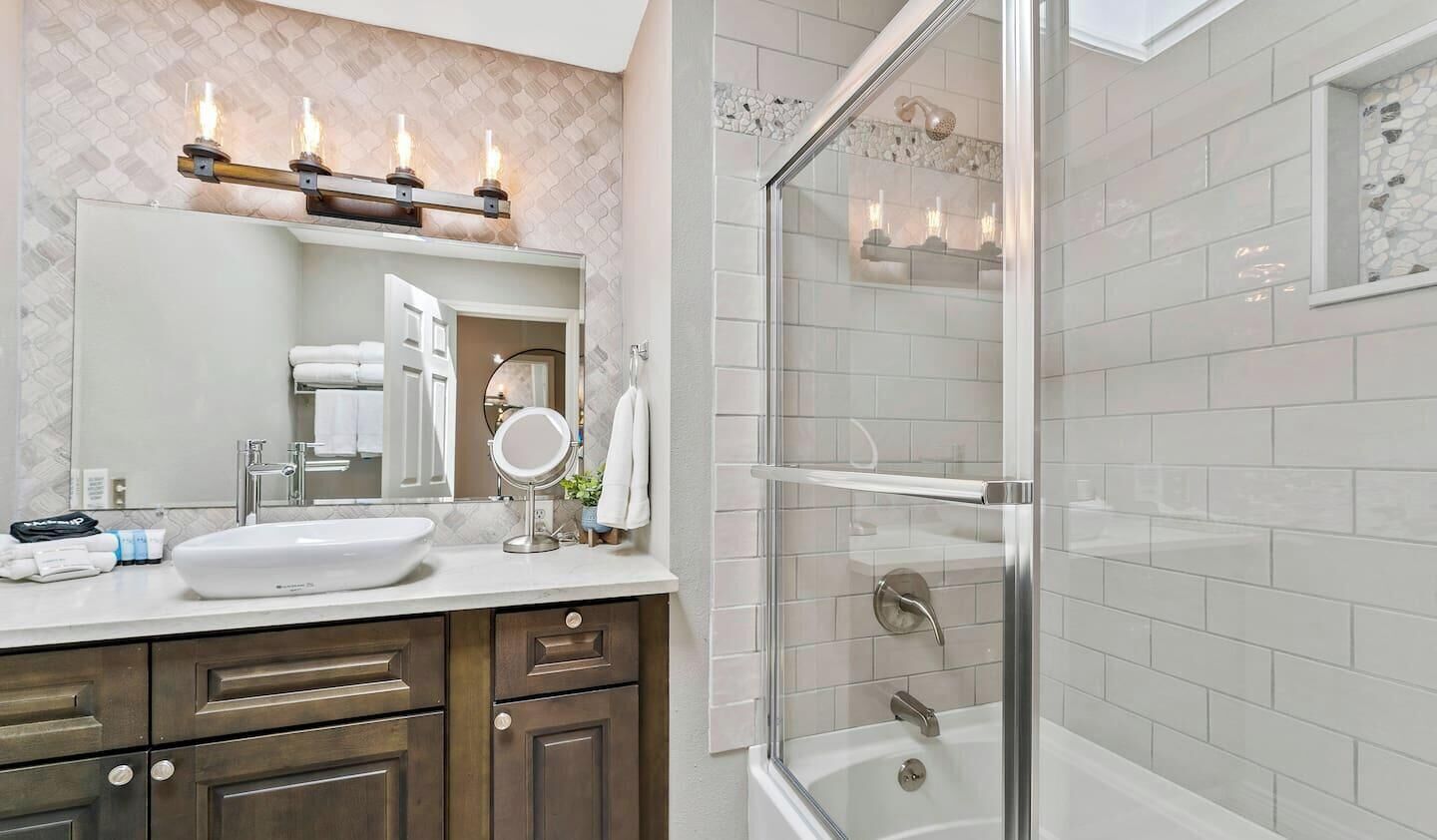 Combined shower/tub, hair dryer, towels