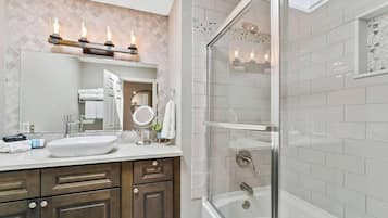 Combined shower/tub, hair dryer, towels