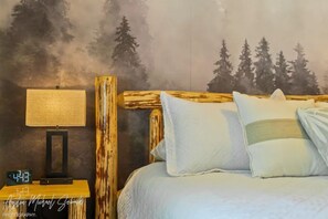 3 bedrooms, desk, iron/ironing board, free WiFi - Mountain Bliss! a Beautiful Kalispell Home (Kalispell)
