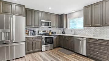Frigorífico, microondas, horno y placa de cocina
