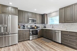 Refrigerador, microondas, horno y parrilla de estufa