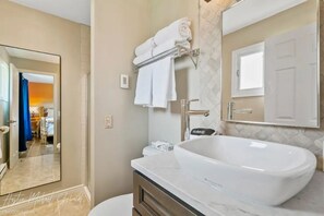 Ensemble douche/baignoire, sèche-cheveux, serviettes fournies, savon