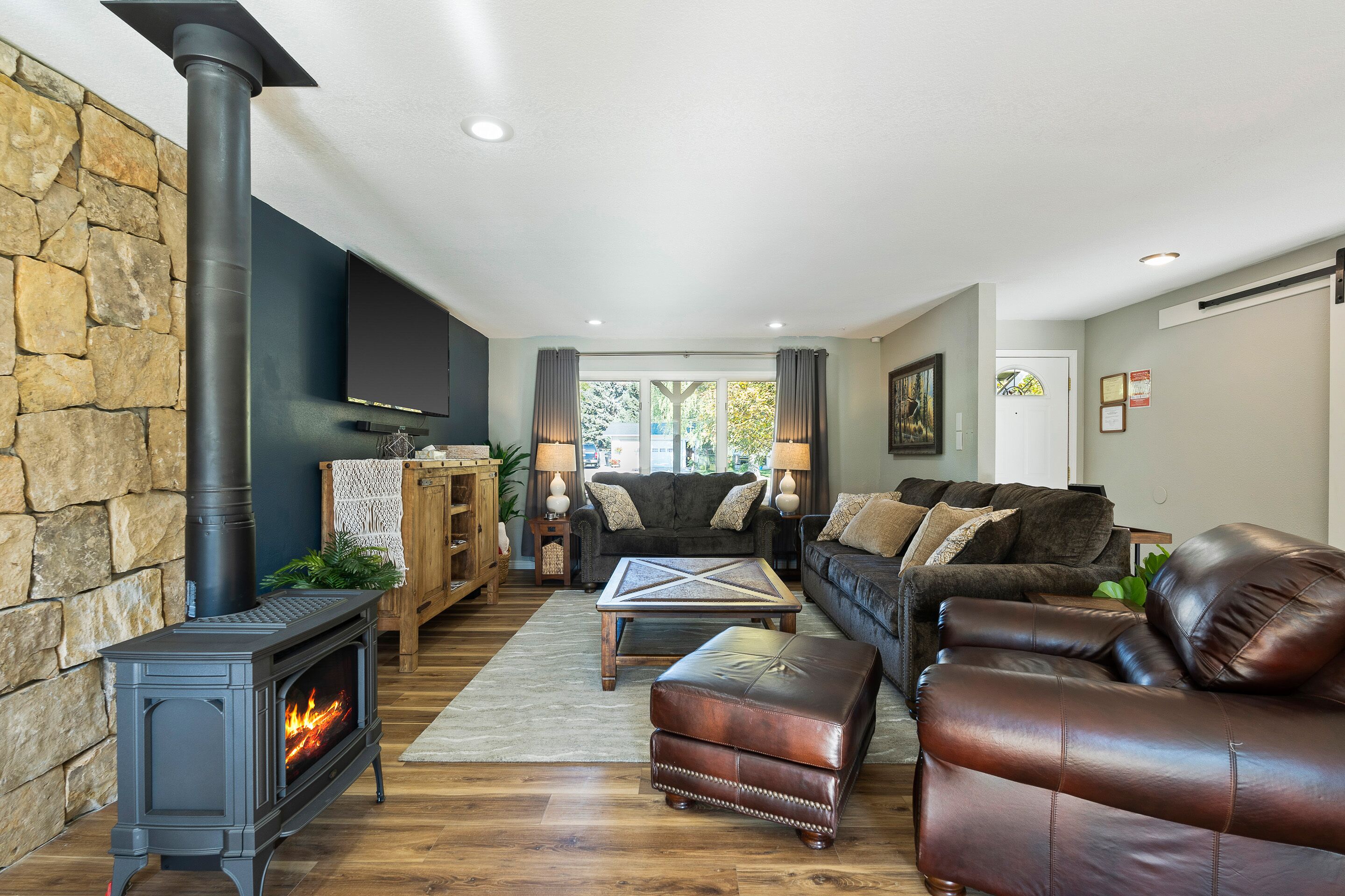 スマートテレビ、暖炉、書庫、ステレオ