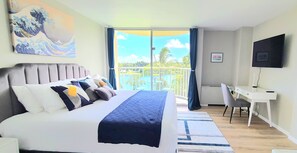 2 bedrooms, desk, WiFi, bed sheets