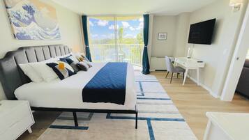 2 bedrooms, desk, WiFi, bed sheets