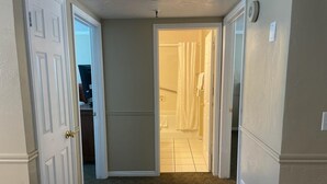 Käytävän päästä on pääsy kylpyhuoneeseen, jossa on suihku ja wc.