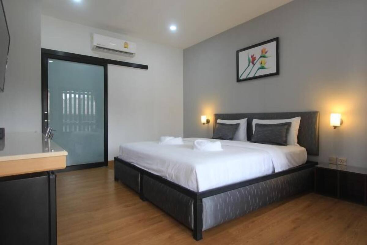 Blackout drapes, WiFi (free), bed sheets