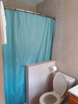 Shower - Walking Distance from Turtle River Park, Ocho Rios Bay Beach and Duty-free Store (Ocho Rios)