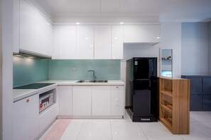 Kjøleskap, mikrobølgeovn, vannkoker og kjøkkenutstyr