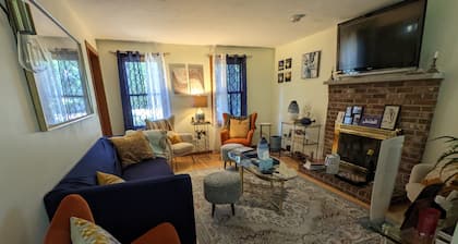 Large 1- bedroom in beautiful colonial house - 5 min to Wheaton College