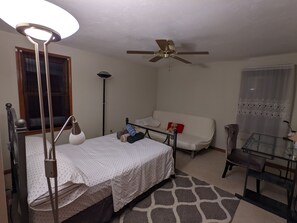 1 bedroom, desk, WiFi