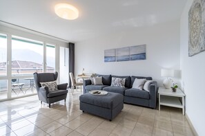 Smart TV - Walking distance to the Station with mountain and city views (Lugano)