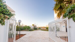 Property grounds - Porto Cesareo Air-conditioned Villa sleeps 12 “Torre Lapillo” (Porto cesareo)