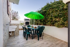 Outdoor dining - Porto Cesareo Air-conditioned Villa sleeps 12 “Torre Lapillo” (Porto cesareo)