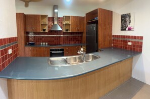 Jääkaappi, mikroaaltouuni, uuni, liesi