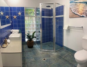 Haartrockner, Handtücher, Seife, Toilettenpapier