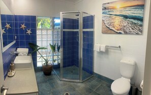 Haartrockner, Handtücher, Seife, Toilettenpapier