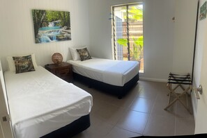 Silitysrauta/-lauta, ilmainen Wi-Fi, vuodevaatteet