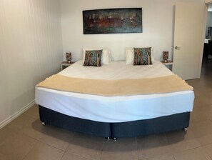 Tabla de planchar con plancha, wifi gratis, ropa de cama
