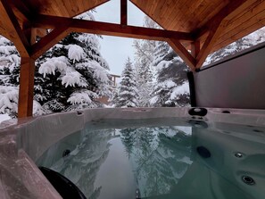 Outdoor spa tub - Large Riverfront Home for Multi Family Groups (Pagosa Springs)