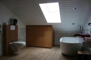 Bathtub, hair dryer, towels - Apartment hayloft 100 sqm, 1-5 persons, 2 sep. Bedroom, WLAN, Balcony (Staudach-Egerndach)