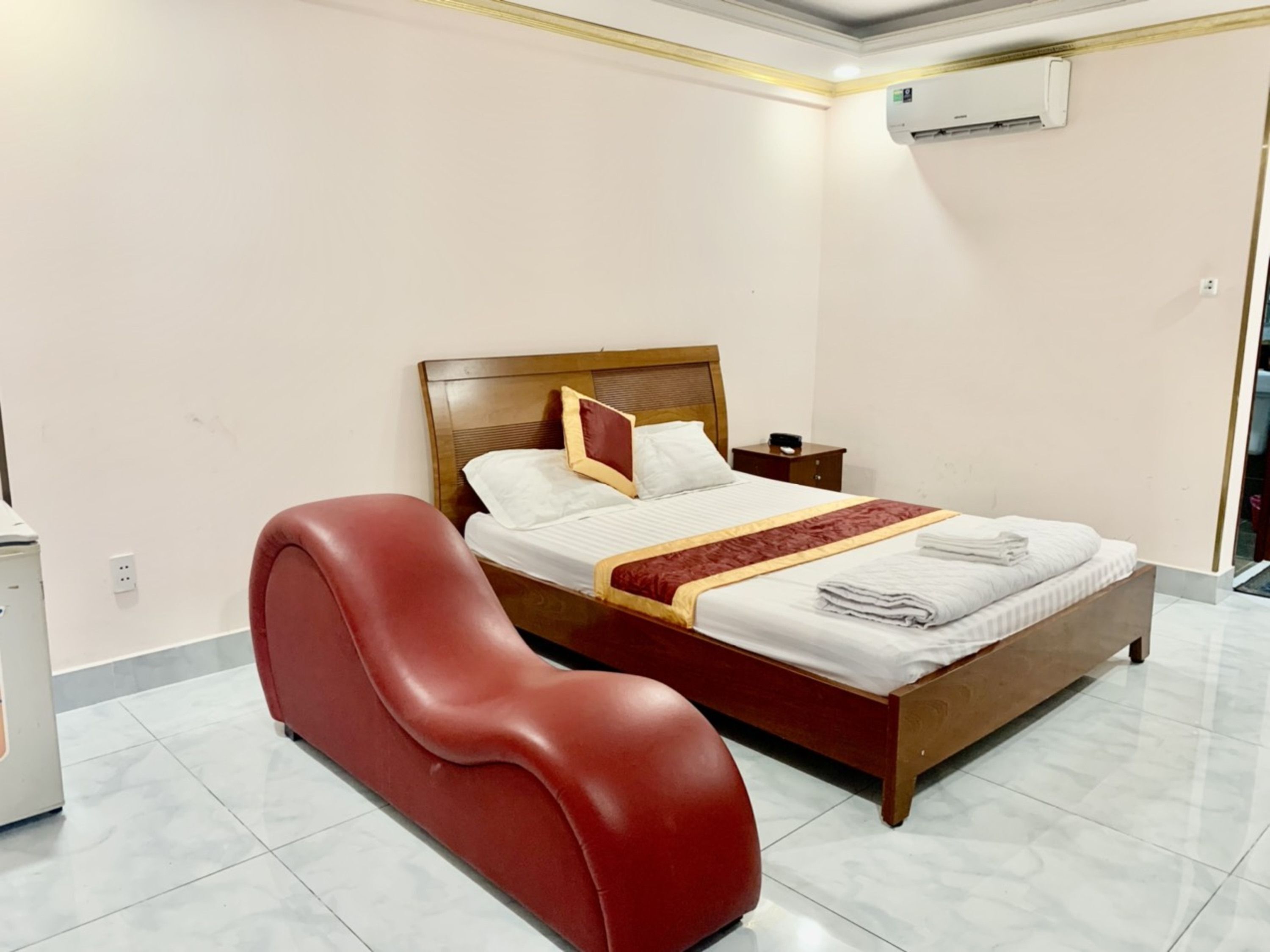 Desk, WiFi (free), bed sheets