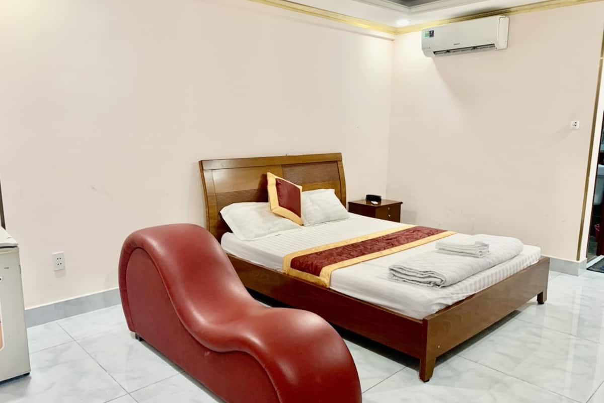 Desk, free WiFi, bed sheets