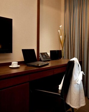 Espacio para trabajar con laptop, wifi gratis y ropa de cama 