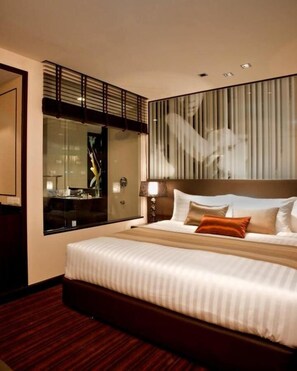 Espacio para trabajar con laptop, wifi gratis y ropa de cama